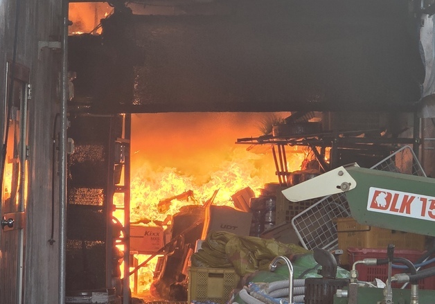제주 서귀포 3층 건물서 화재…60대 화상 1명·연기흡입 1명(종합)