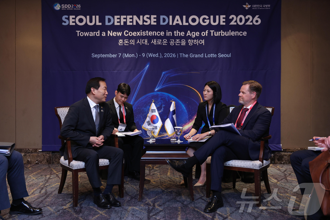 (서울=뉴스1) = 이두희 국방부 차관이 8일 서울 중구 더 그랜드 롯데 서울에서 열린 2026 서울안보대화 한-핀란드 국방차관 회담에서 야네 쿠셀라 핀란드 국방부 사무차관과 대화 …