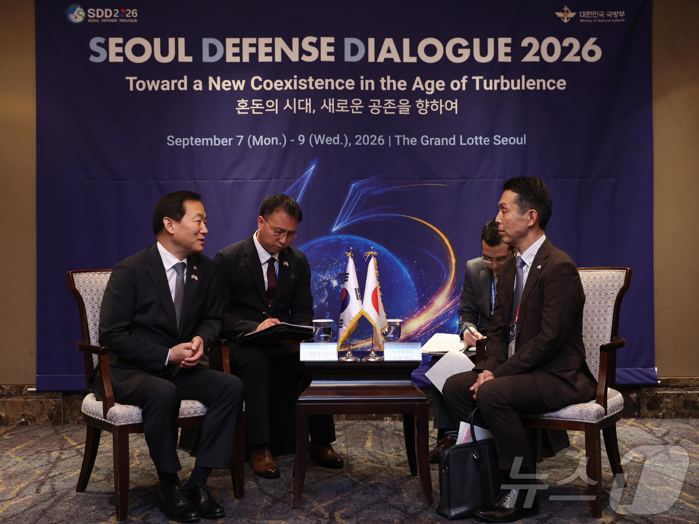 (서울=뉴스1) = 이두희 국방부 차관이 8일 서울 중구 더 그랜드 롯데 서울에서 열린 2026 서울안보대화 한-일본 국방차관 회담에서 안도 아쓰시 일본 방위심의관과 대화하고 있다 …