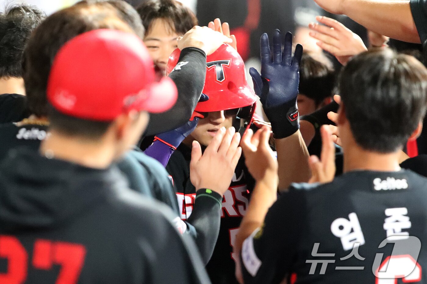 본문 이미지 - 8일 오후 대구 삼성라이온즈파크에서 열린 프로야구 '2026 신한은행 SOL KBO리그' KIA 타이거즈와 삼성 라이온즈의 경기, 6회초 선두타자로 나온 KIA 김도영이 삼성 사토시의 초구를 노려 좌월 솔로홈런이자 시즌 40호 홈런을 쏘아올린 뒤 동료들의 축하를 받고 있다. 2026.9.8 ⓒ 뉴스1 공정식 기자