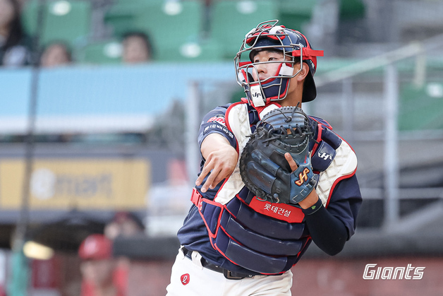 롯데 박건우, 공에 머리 맞아 병원 이송…NC 김진호 헤드샷 퇴장