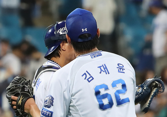 승리 기뻐하는 삼성 김재윤·박세혁