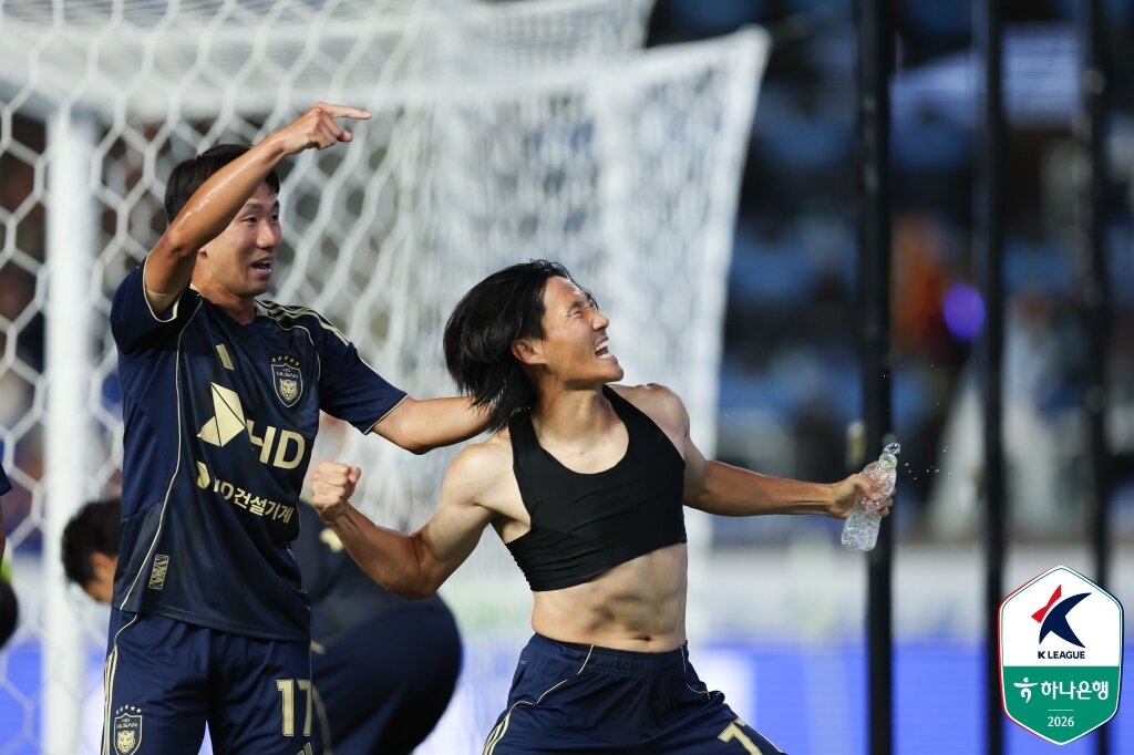 본문 이미지 - 골 넣고 기뻐하는 울산HD 심상민. (한국프로축구연맹 제공)