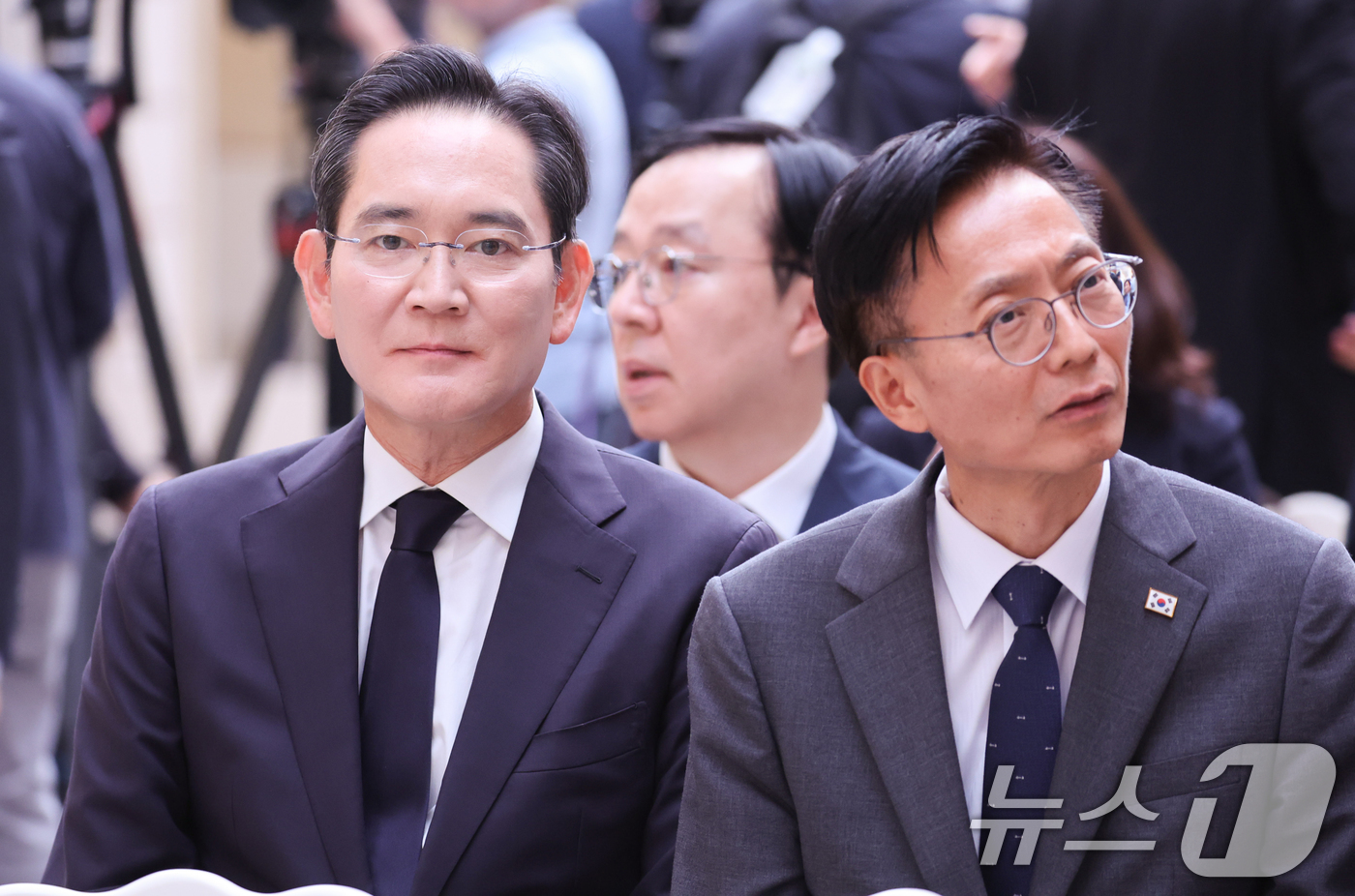 (파리(프랑스)=뉴스1) 이재명 기자 = 이재용 삼성전자 회장이 8일(현지시간) 파리 엘리제궁에서 열린 협정 및 MOU 서명식에 참석해 있다. 왼쪽은 김용선 지식재산처장. 2026 …