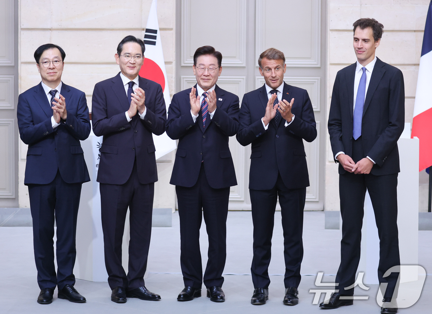 (파리(프랑스)=뉴스1) 이재명 기자 = 이종명 삼성전자 부사장(왼쪽)과 아르퇴르 망슈 미스트랄AI CEO가 8일(현지시간) 파리 엘리제궁에서 이재명 대통령과 에마뉘엘 마크롱 프랑 …
