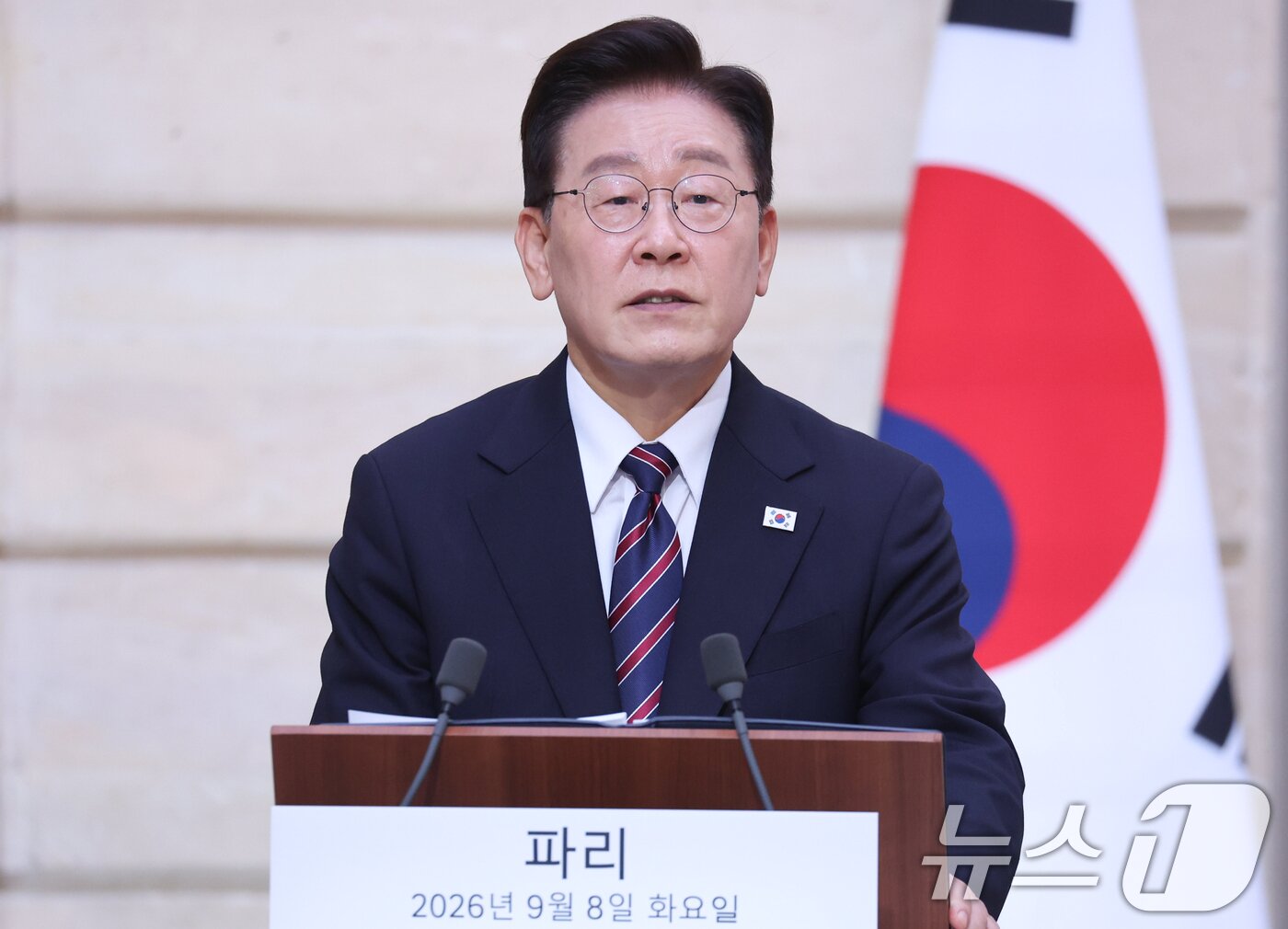 본문 이미지 - 이재명 대통령이 8일(현지시간) 파리 엘리제궁에서 한-프랑스 공동언론발표를 하고 있다. 2026.9.8 ⓒ 뉴스1 이재명 기자