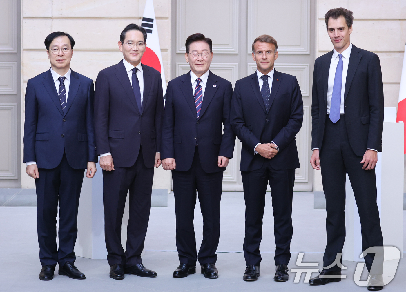 (파리(프랑스)=뉴스1) 이재명 기자 = 이종명 삼성전자 부사장(왼쪽)과 아르퇴르 망슈 미스트랄AI CEO가 8일(현지시간) 파리 엘리제궁에서 이재명 대통령과 에마뉘엘 마크롱 프랑 …