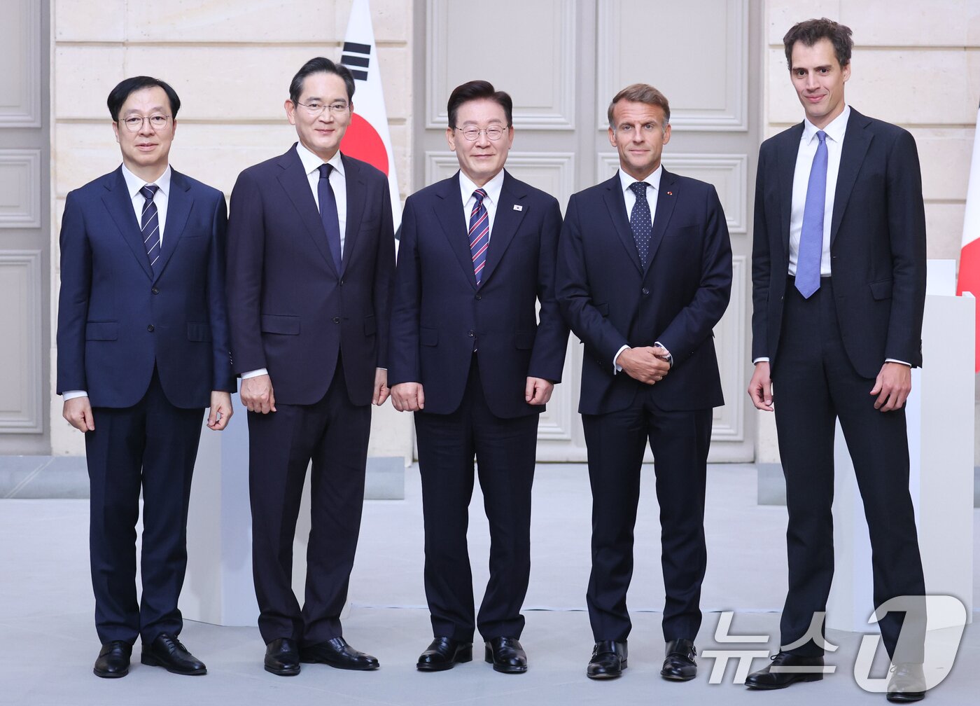 본문 이미지 - 이종명 삼성전자 부사장(왼쪽)과 아르퇴르 망슈 미스트랄AI CEO가 8일(현지시간) 파리 엘리제궁에서 이재명 대통령과 에마뉘엘 마크롱 프랑스 대통령이 참석한 가운데 삼성전자-미스트랄AI 투자협약을 마친 뒤 이재용 삼성전자 회장과 기념촬영을 하고 있다. 왼쪽부터 이종명 삼성전자 부사장, 이재용 삼성전자 회장, 이 대통령, 마크롱 대통령, 아르퇴르 망슈 미스트랄AI CEO. 2026.9.8 ⓒ 뉴스1 이재명 기자