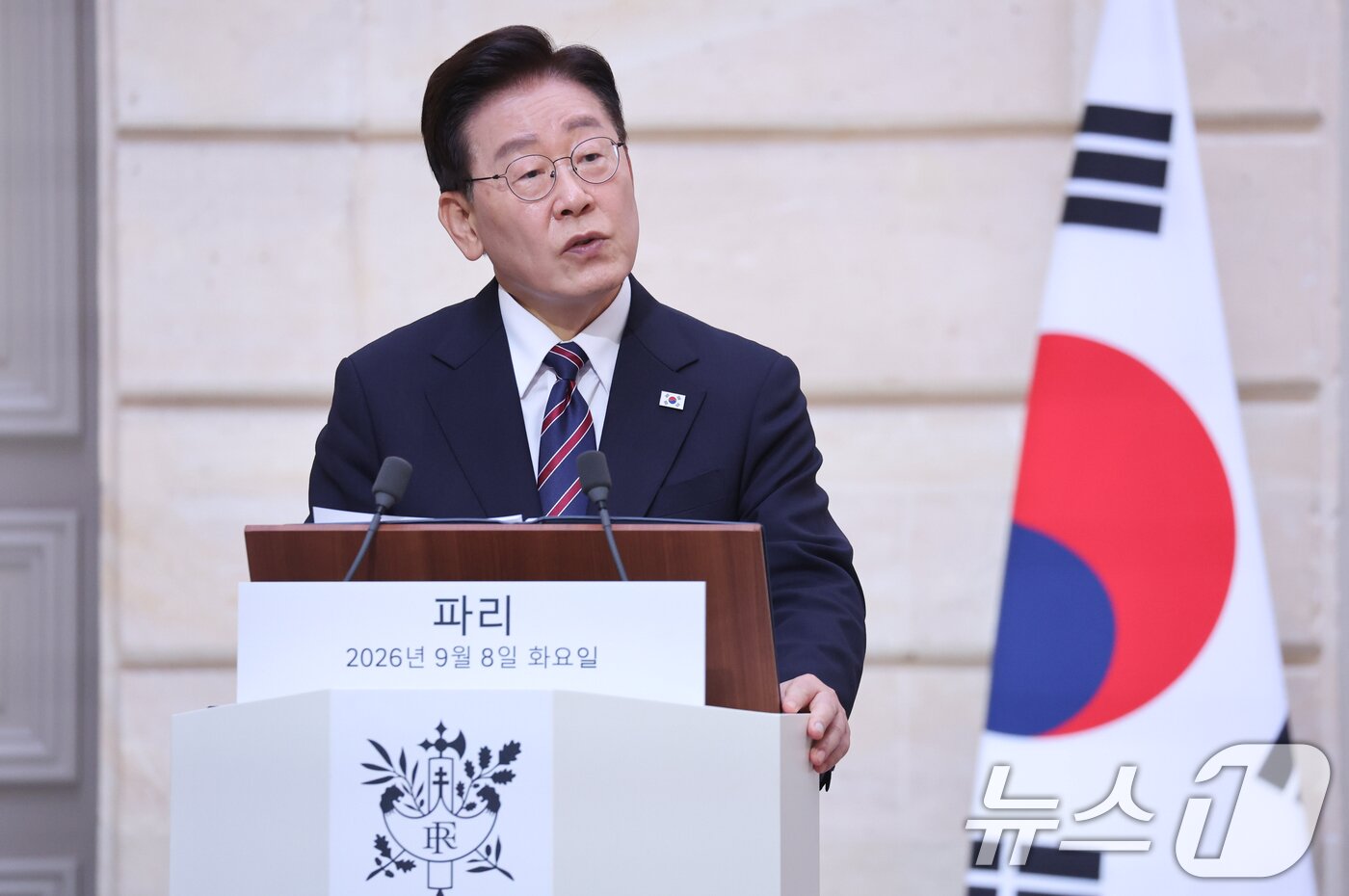 본문 이미지 - 이재명 대통령이 8일(현지시간) 파리 엘리제궁에서 한-프랑스 공동언론발표를 하고 있다. 2026.9.8 ⓒ 뉴스1 이재명 기자