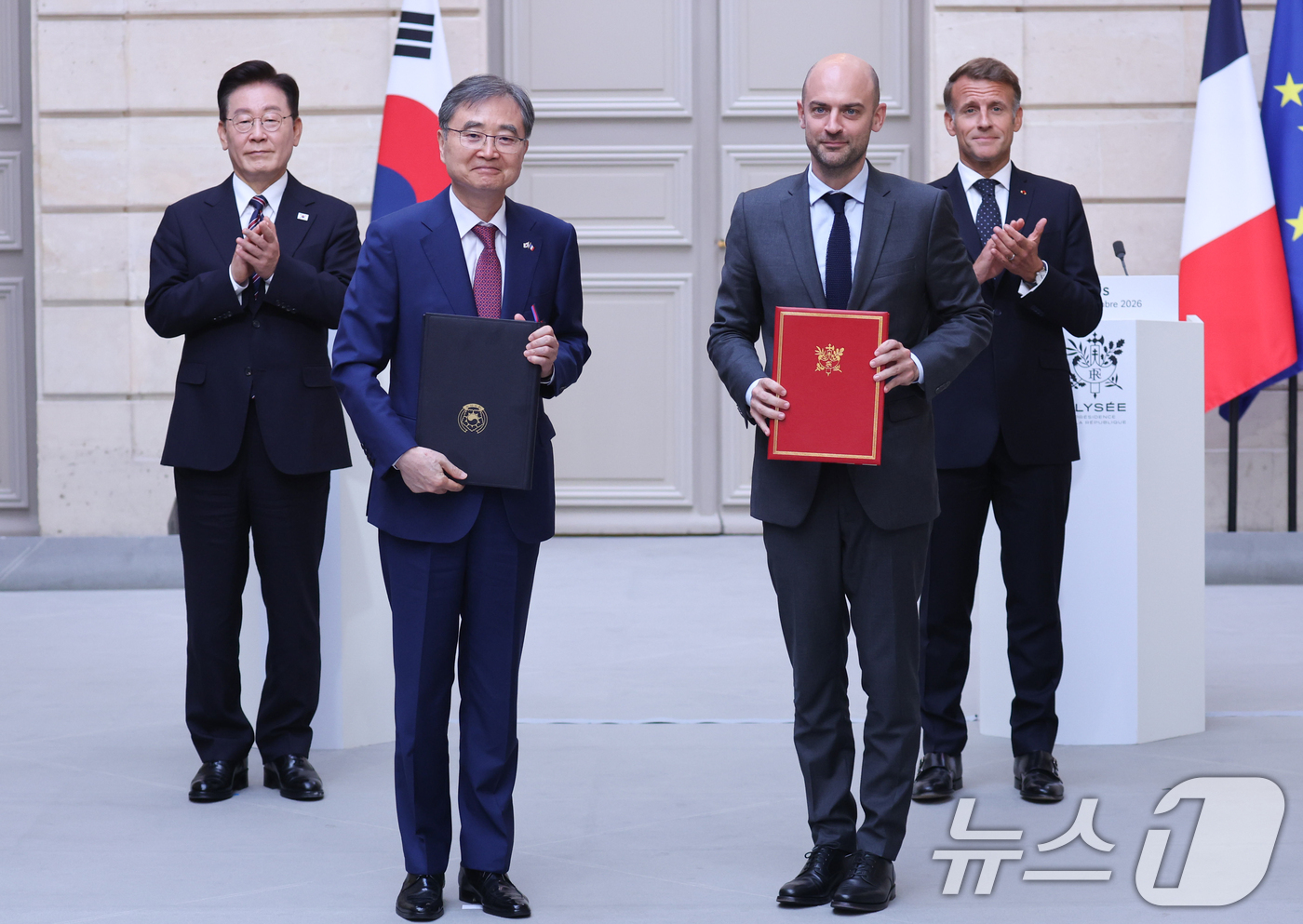 (파리(프랑스)=뉴스1) 이재명 기자 = 조현 외교부 장관과 장-노엘 바로 외교부 장관 장관이 8일(현지시간) 파리 엘리제궁에서 이재명 대통령과 에마뉘엘 마크롱 프랑스 대통령이 참 …