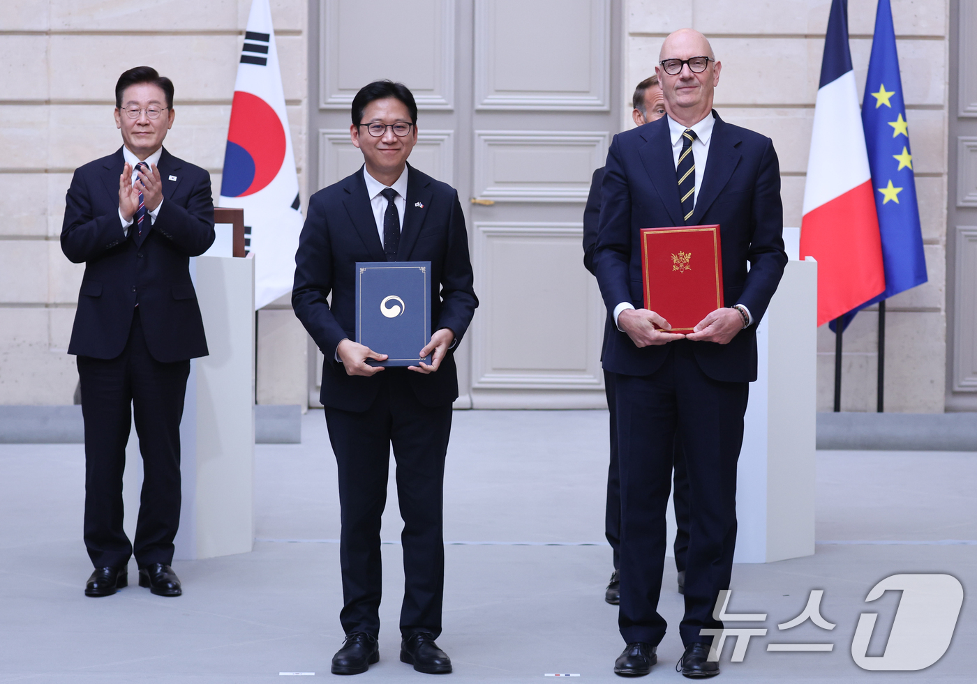 (파리(프랑스)=뉴스1) 이재명 기자 = 배경훈 부총리 겸 과학기술정보통신부 장관과 롤랑 레스퀴르 경제·재정 및 산업·에너지·디지털주권부 장관이 8일(현지시간) 파리 엘리제궁에서 …
