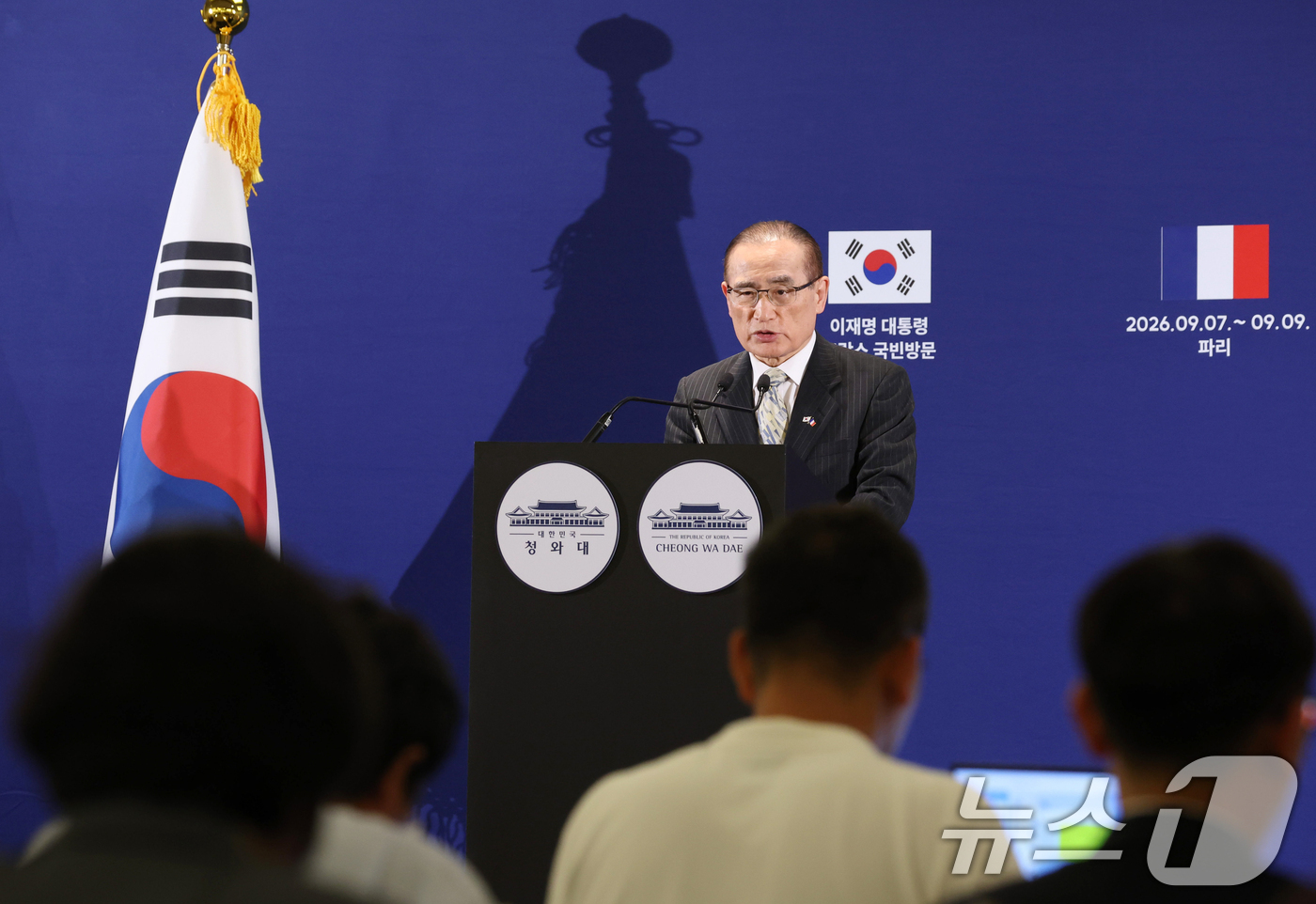 (파리(프랑스)=뉴스1) 이재명 기자 = 위성락 국가안보실장이 8일(현지시간) 프랑스 파리 한 호텔에 마련된 중앙기자실에서 한국-프랑스 정상회담 결과 관련 브리핑을 하고 있다. 2 …