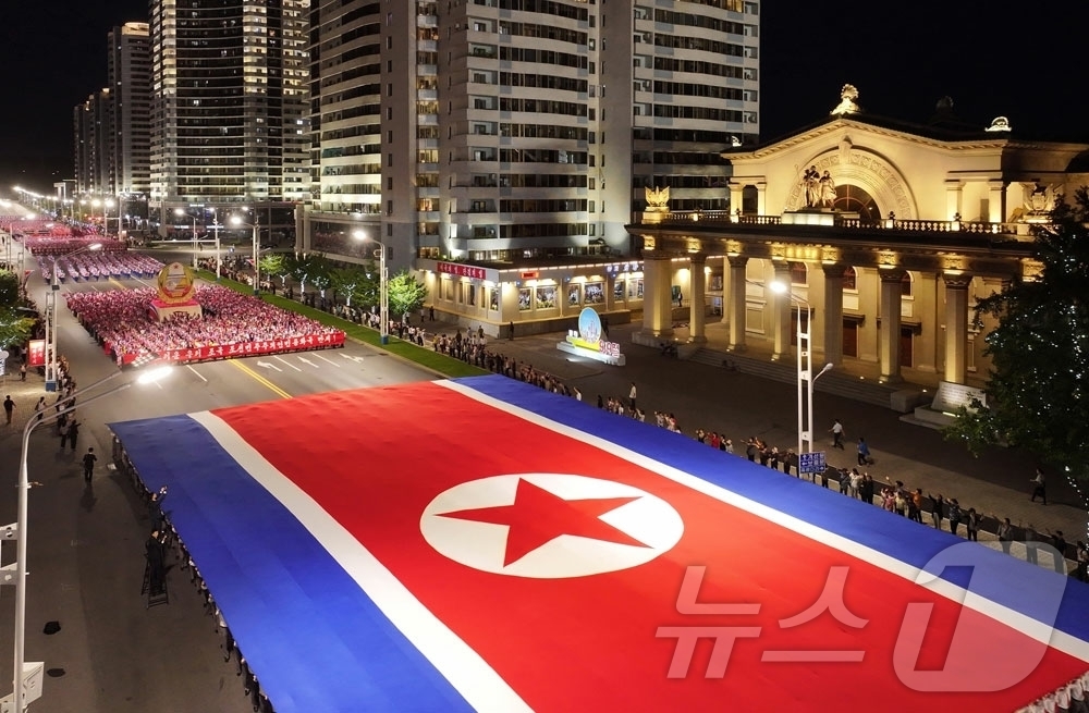 (평양 노동신문=뉴스1) = 북한 노동당 기관지 노동신문은 정권수립일인 9·9절 78주년을 맞아 지난 8일 평양에서 시가행진과 경축야회가 열렸다고 9일 보도했다. 시가행진에 참가한 …