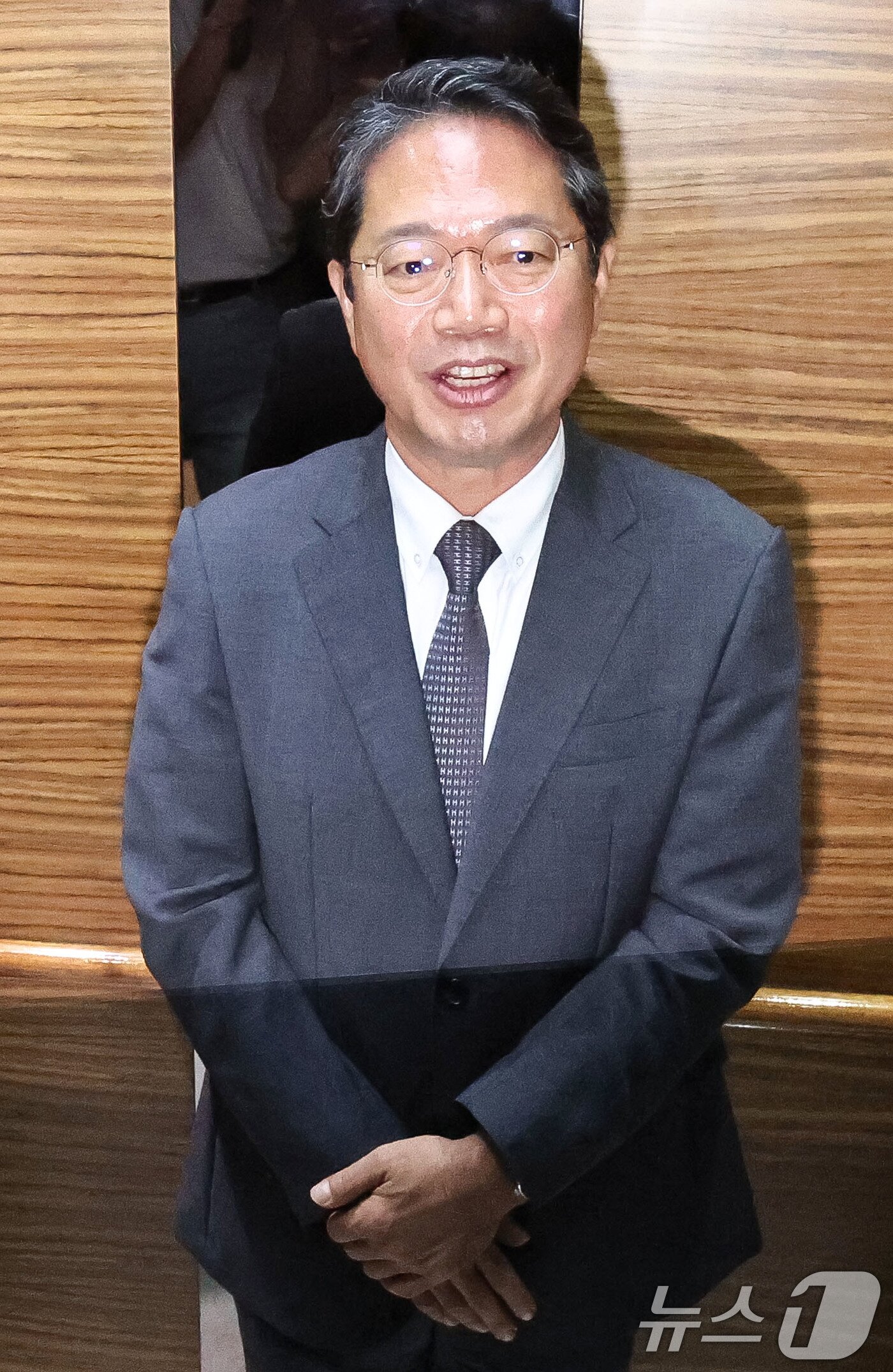 본문 이미지 - 김승원 법무부 장관 후보자가 9일 오전 서울 종로구 적선현대빌딩에 마련된 인사청문회 준비 사무실로 출근하고 있다. 2026.9.9 ⓒ 뉴스1 이종수 기자
