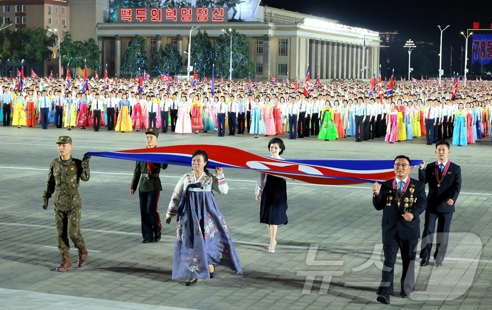 (평양 노동신문=뉴스1) = 북한 노동당 기관지 노동신문은 정권수립일인 9·9절 78주년을 맞아 지난 8일 평양에서 시가행진과 경축야회가 열렸다고 9일 보도했다. 김일성광장에서는 …