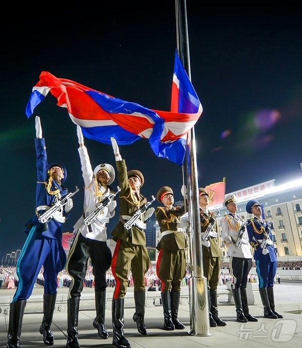 (평양 노동신문=뉴스1) = 북한 노동당 기관지 노동신문은 정권수립일인 9·9절 78주년을 맞아 지난 8일 평양에서 시가행진과 경축야회가 열렸다고 9일 보도했다. 김일성광장에서는 …