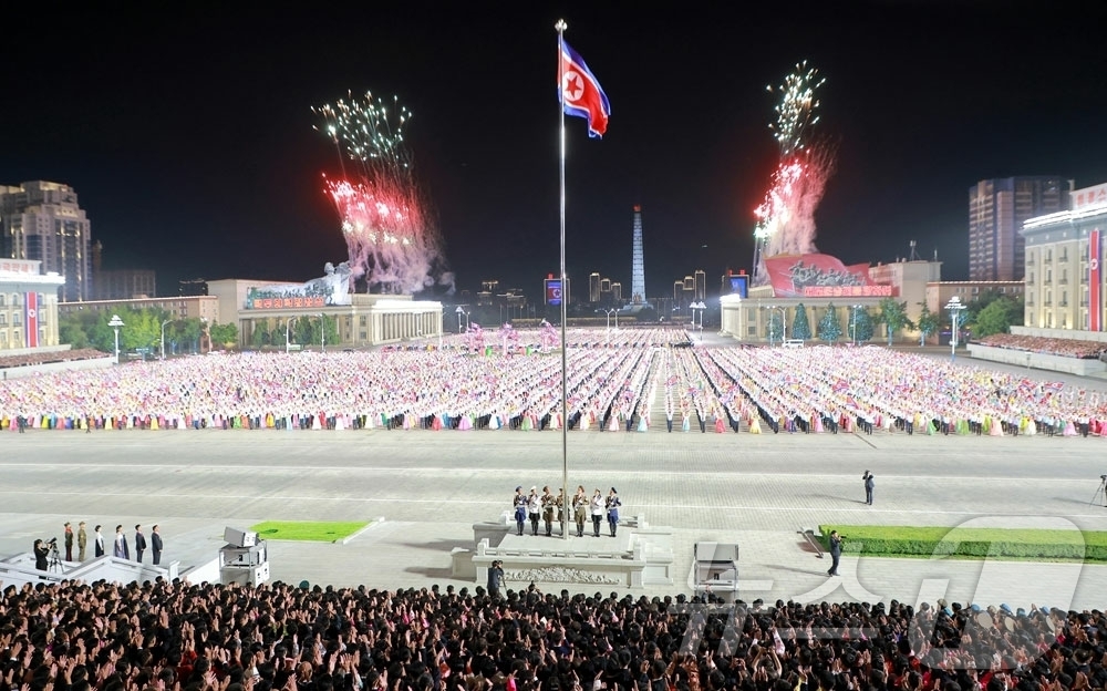 (평양 노동신문=뉴스1) = 북한 노동당 기관지 노동신문은 정권수립일인 '9·9절' 78주년을 맞아 평양 김일성광장에서 국기 게양식과 청년학생 경축야회를 열었다고 9일 보도했다. …