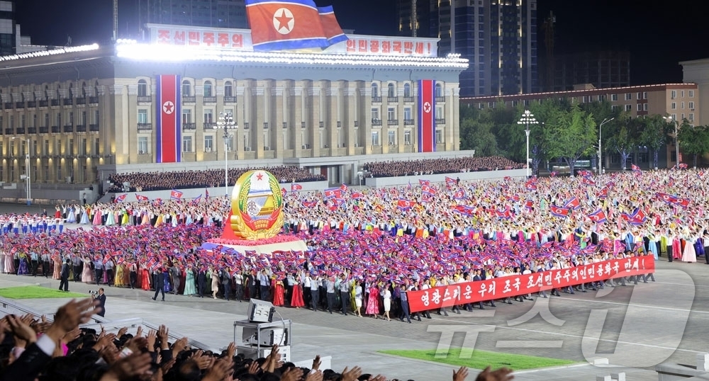 (평양 노동신문=뉴스1) = 북한 노동당 기관지 노동신문은 지난 8일 정권수립일인 '9·9절' 78주년을 맞아 평양에서 대규모 시가행진이 열렸으며, 만수대 언덕에서 김일성광장까지 …