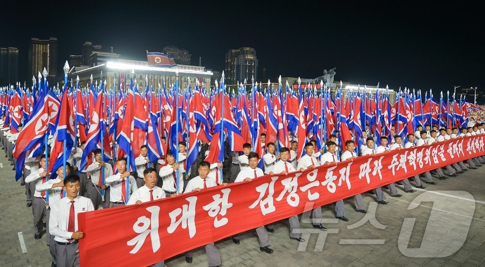 (평양 노동신문=뉴스1) = 북한 노동당 기관지 노동신문은 지난 8일 평양에서 정권 수립 78주년 기념 시가행진과 경축야회가 진행됐다고 9일 보도했다. [국내에서만 사용가능. 재배 …