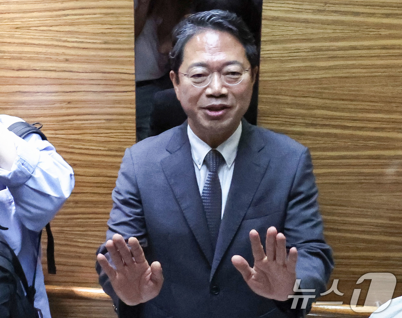 (서울=뉴스1) 이종수 기자 = 김승원 법무부 장관 후보자가 9일 오전 서울 종로구 적선현대빌딩에 마련된 인사청문회 준비 사무실로 출근하고 있다. 2026.9.9/뉴스1