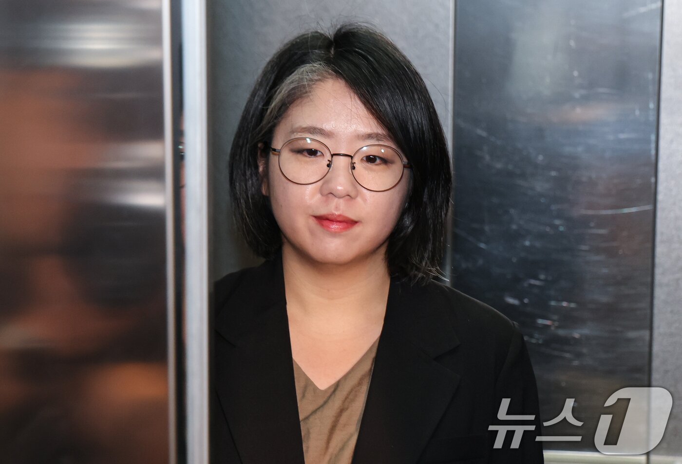 본문 이미지 - 용혜인 성평등가족부 장관 후보자가 9일 서울 서대문구 한국청소년활동진흥원에 마련된 인사청문회 준비 사무실로 출근하고 있다. 2026.9.9 ⓒ 뉴스1 김도우 기자