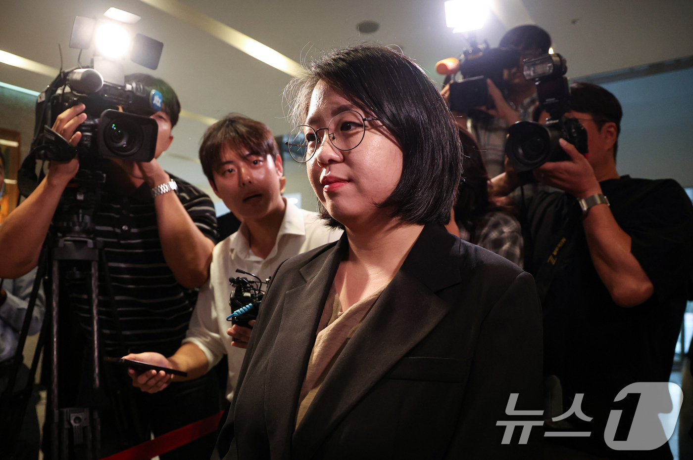 (서울=뉴스1) 김도우 기자 = 용혜인 성평등가족부 장관 후보자가 9일 서울 서대문구 한국청소년활동진흥원에 마련된 인사청문회 준비 사무실로 출근하고 있다. (공동취재) 2026.9 …
