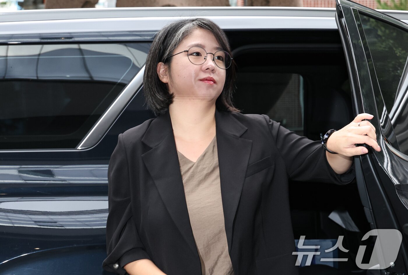 본문 이미지 - 용혜인 성평등가족부 장관 후보자가 9일 서울 서대문구 한국청소년활동진흥원에 마련된 인사청문회 준비 사무실로 출근하고 있다. (공동취재) 2026.9.9 ⓒ 뉴스1 김도우 기자