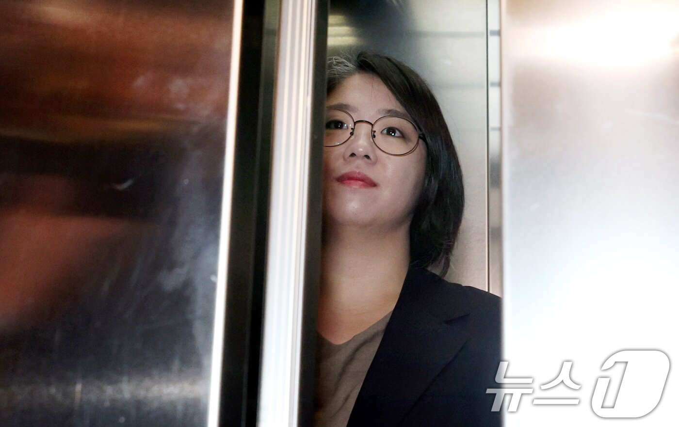 본문 이미지 - 용혜인 성평등가족부 장관 후보자가 9일 서울 서대문구 한국청소년활동진흥원에 마련된 인사청문회 준비 사무실로 출근하고 있다. (공동취재) 2026.9.9 ⓒ 뉴스1 김도우 기자