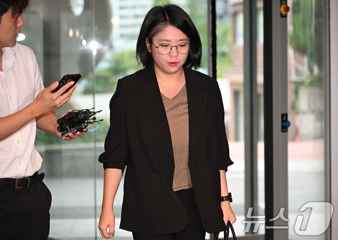 본문 이미지 - 용혜인 성평등가족부 장관 후보자가 9일 서울 서대문구 한국청소년활동진흥원에 마련된 인사청문회 준비 사무실로 출근하고 있다. (공동취재) 2026.9.9 ⓒ 뉴스1 김도우 기자