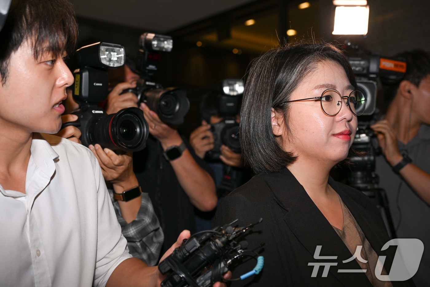 (서울=뉴스1) 김도우 기자 = 용혜인 성평등가족부 장관 후보자가 9일 서울 서대문구 한국청소년활동진흥원에 마련된 인사청문회 준비 사무실로 출근하고 있다. (공동취재) 2026.9 …