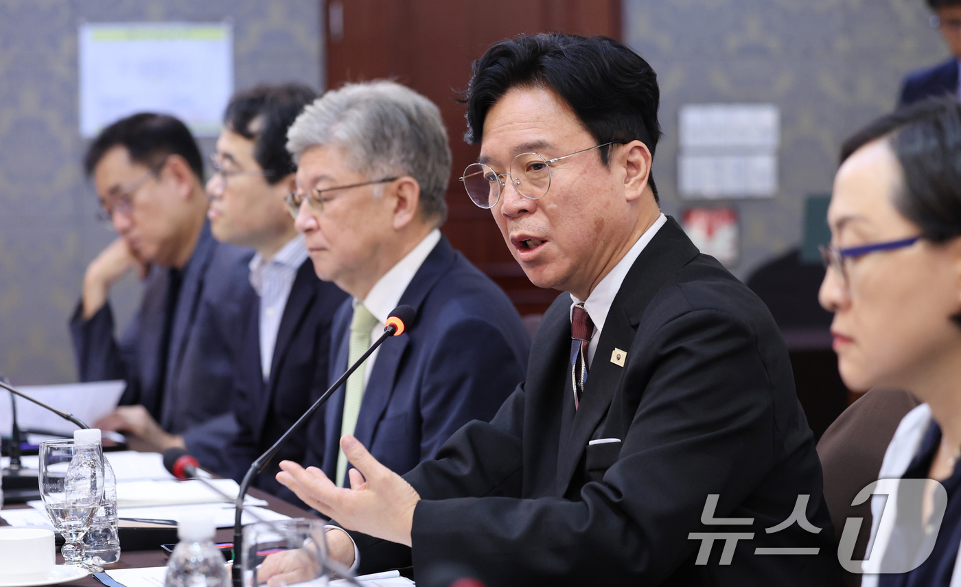 (서울=뉴스1) 박지혜 기자 = 김영훈 고용노동부 장관이 9일 서울 중구 코리아나호텔에서 열린 AI 시대 새로운 사회계약을 위한 녹서 논의체 발족식에서 개회사를 하고 있다.이번 논 …