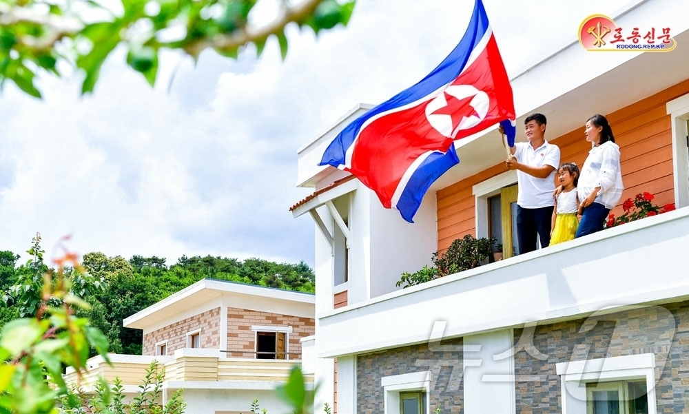 (평양 노동신문=뉴스1) = 북한 노동당 기관지 노동신문은 9일 정권수립일 78주년을 맞아 "국경절을 맞는 온 나라에 경축의 환희가 넘친다"라고 전했다 [국내에서만 사용가능. 재배 …