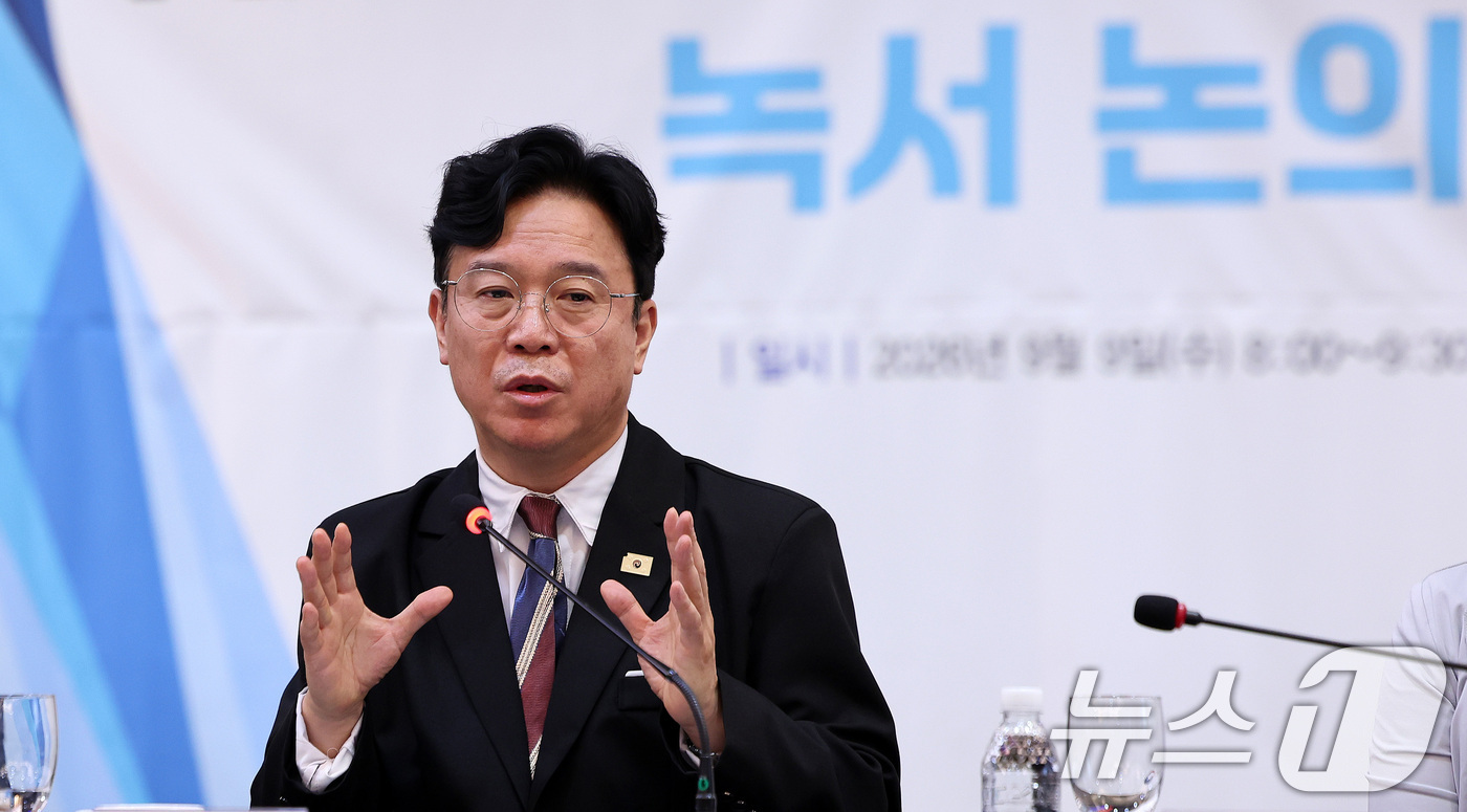 (서울=뉴스1) 박지혜 기자 = 김영훈 고용노동부 장관이 9일 서울 중구 코리아나호텔에서 열린 AI 시대 새로운 사회계약을 위한 녹서 논의체 발족식에서 개회사를 하고 있다.이번 논 …
