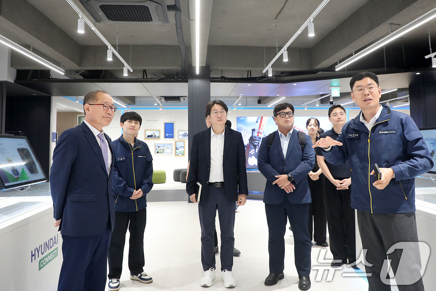 (대구=뉴스1) 공정식 기자 = 이재용 영남이공대 총장(왼쪽)이 지난 8일 HD건설기계 충북 음성 캠퍼스 글로벌교육센터를 찾아  'HD건설기계 K-뉴딜 아카데미 Hi-CEED 프로 …