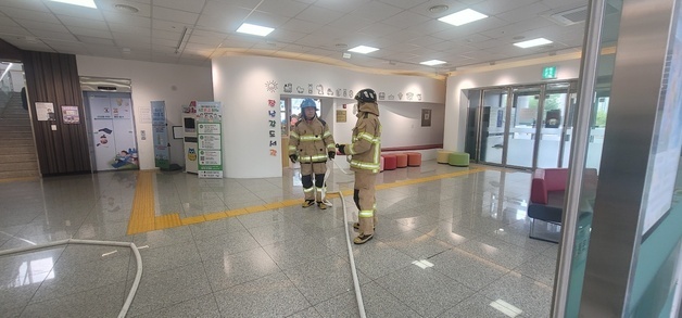 "불 나면 이렇게"…속초 도서체육센터 실전 소방훈련