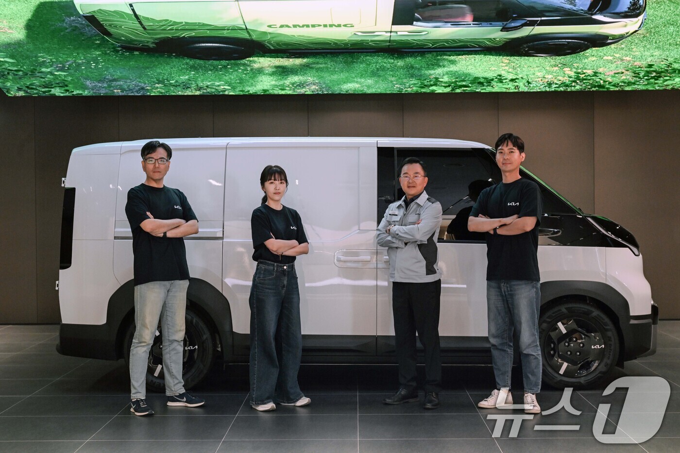(서울=뉴스1) = 지난 8일 경기도 화성시 오토랜드 화성에서 열린 '기아 PBV 생산 허브 테크 데이'에서 PBV컨버전운영팀 김민수 팀장(왼쪽부터), PBV컨버전개발팀 이시영 책 …