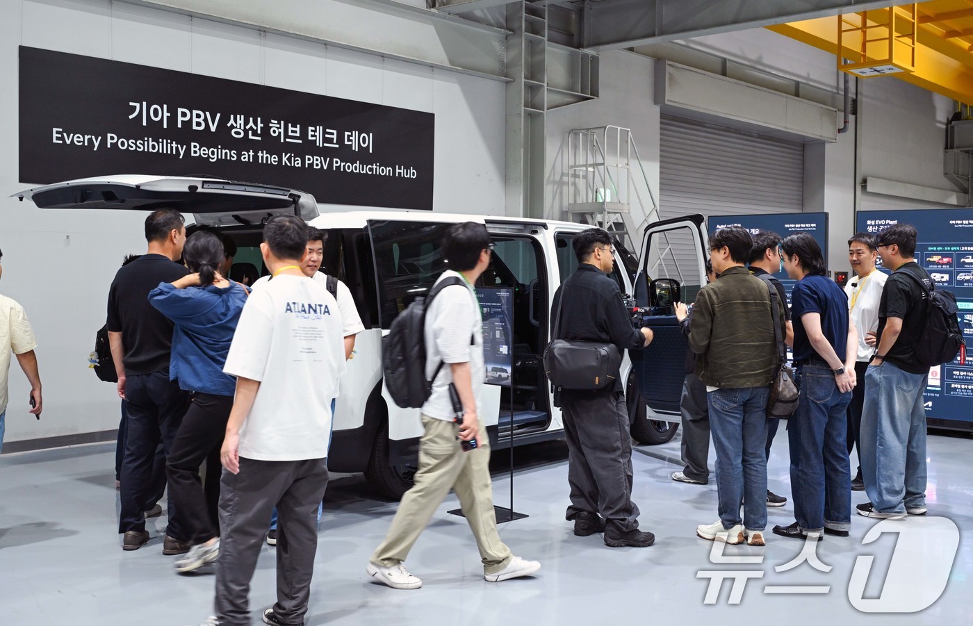 (서울=뉴스1) = 지난 8일 경기도 화성시 오토랜드 화성에서 열린 '기아 PBV 생산 허브 테크 데이'에서 참석자들이 전시차를 관람하고 있다. (기아 제공. 재판매 및 DB금지) …