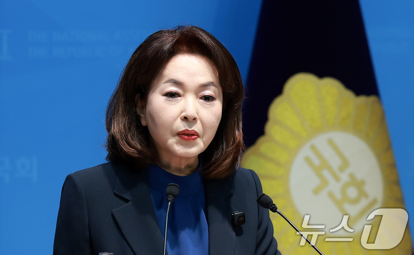 (서울=뉴스1) 이호윤 기자 = 김민전 국민의힘 의원이 9일 서울 여의도 국회 기자회견장에서 김승원 법무부장관 후보 배우자 불법 교육시설 운영 관련 기자회견을 하고 있다. 2026 …