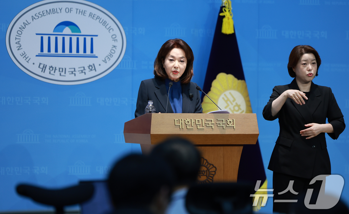 (서울=뉴스1) 이호윤 기자 = 김민전 국민의힘 의원이 9일 서울 여의도 국회 기자회견장에서 김승원 법무부장관 후보 배우자 불법 교육시설 운영 관련 기자회견을 하고 있다. 2026 …
