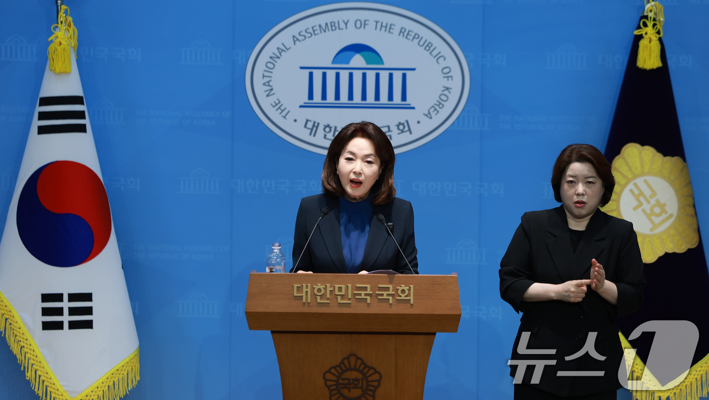 (서울=뉴스1) 이호윤 기자 = 김민전 국민의힘 의원이 9일 서울 여의도 국회 기자회견장에서 김승원 법무부장관 후보 배우자 불법 교육시설 운영 관련 기자회견을 하고 있다. 2026 …