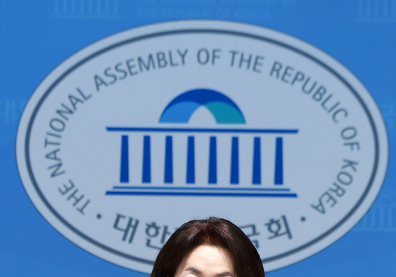 김승원 후보 배우자 불법 교육시설 관련 기자회견하는 김민전 의원