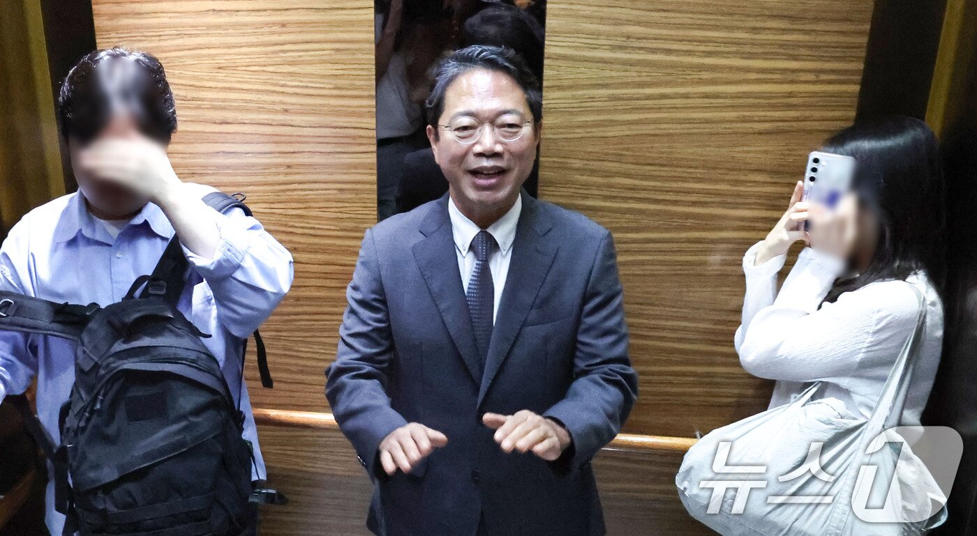 본문 이미지 - 김승원 법무부 장관 후보자가 9일 오전 서울 종로구 적선현대빌딩에 마련된 인사청문회 준비 사무실로 출근하고 있다. 2026.9.9 ⓒ 뉴스1 이종수 기자