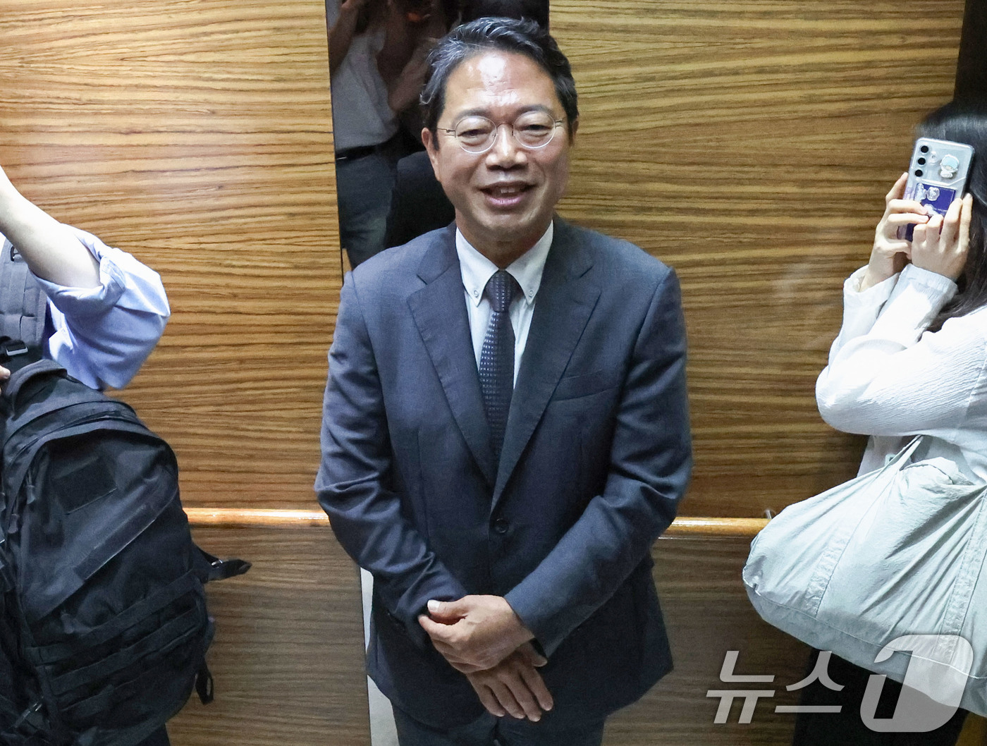(서울=뉴스1) 이종수 기자 = 김승원 법무부 장관 후보자가 9일 오전 서울 종로구 적선현대빌딩에 마련된 인사청문회 준비 사무실로 출근하고 있다. 2026.9.9/뉴스1