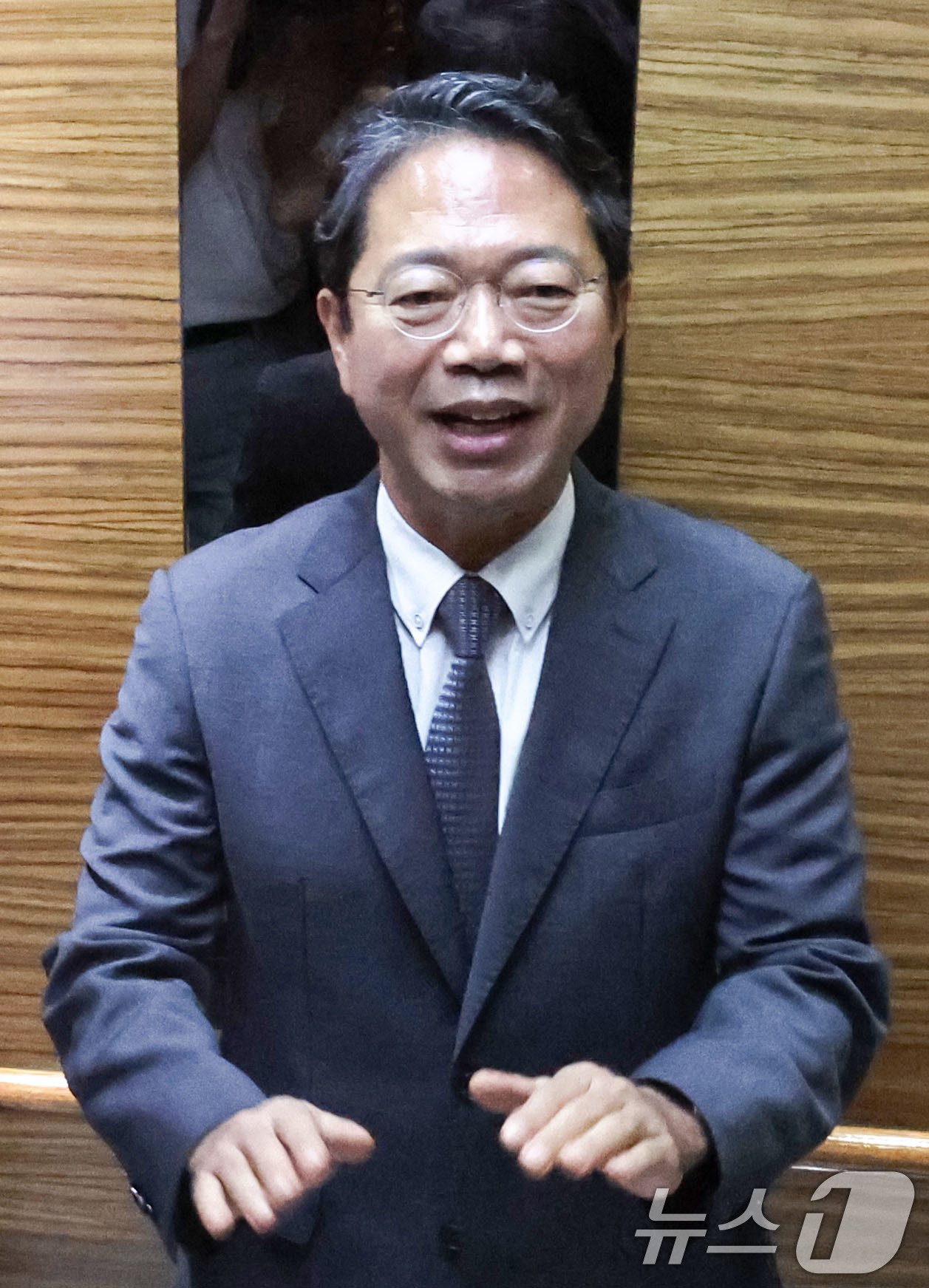 (서울=뉴스1) 이종수 기자 = 김승원 법무부 장관 후보자가 9일 오전 서울 종로구 적선현대빌딩에 마련된 인사청문회 준비 사무실로 출근하고 있다. 2026.9.9/뉴스1