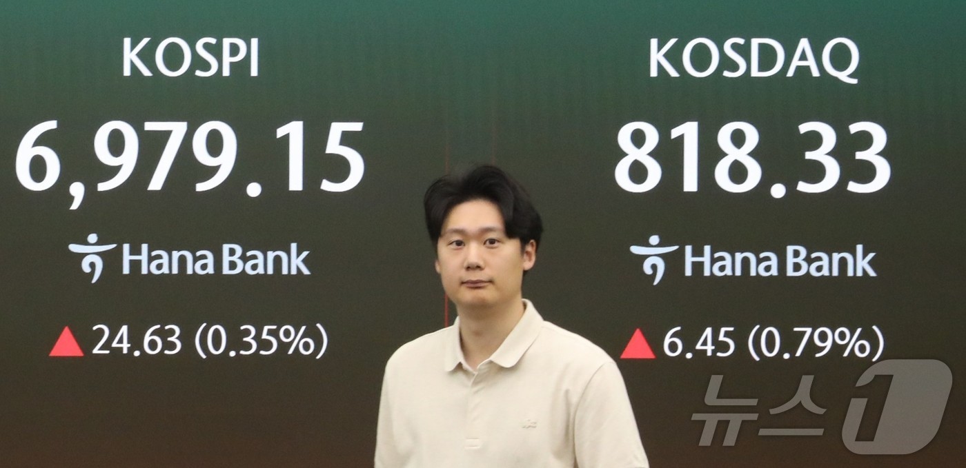 (서울=뉴스1) 이동건 수습기자 = 9일 오전 서울 중구 하나은행 딜링룸 전광판에 코스피 지수가 표시되고 있다. 이날 코스피 지수는 전 거래일 대비 18.35p(0.26%) 오른 …
