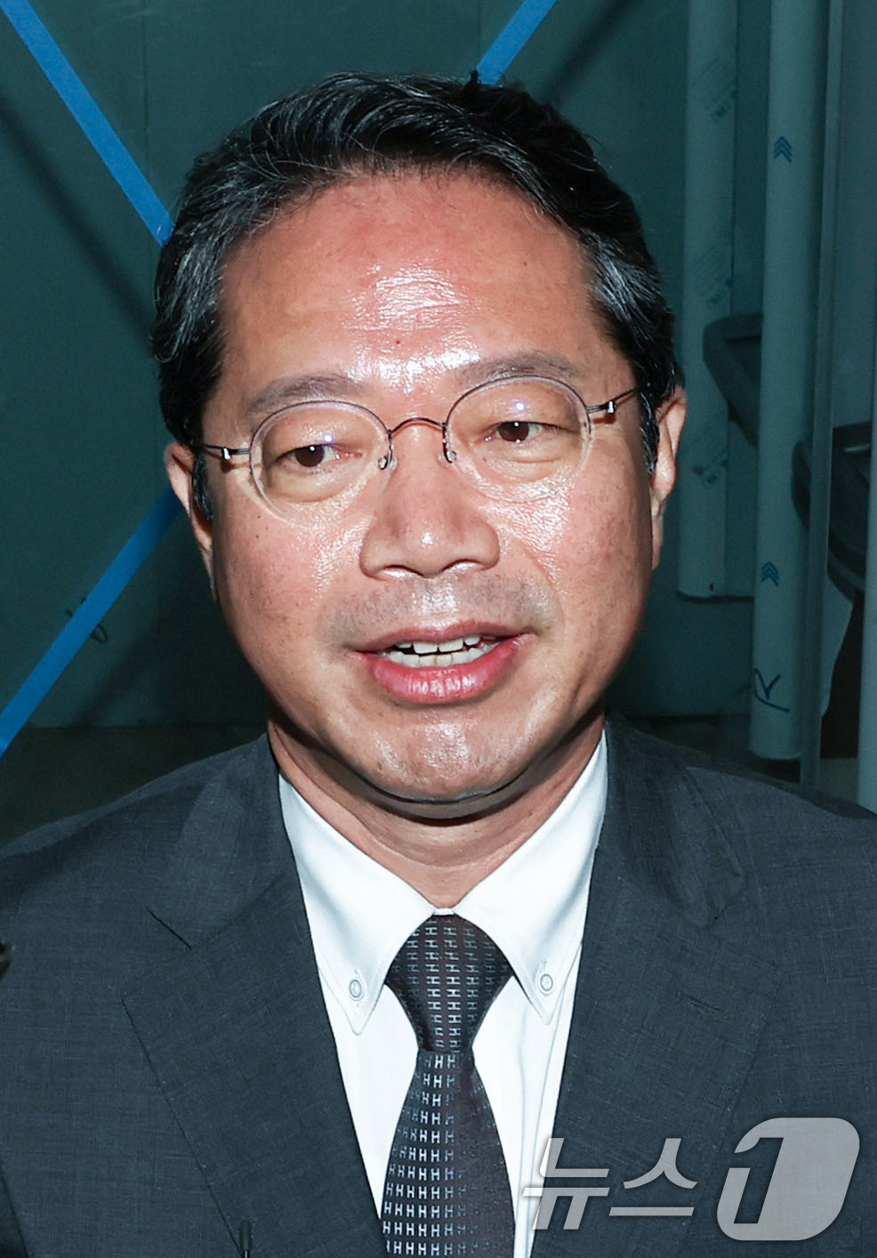 (서울=뉴스1) 이종수 기자 = 김승원 법무부 장관 후보자가 9일 오전 서울 종로구 적선현대빌딩에 마련된 인사청문회 준비 사무실로 출근하고 있다. 2026.9.9/뉴스1