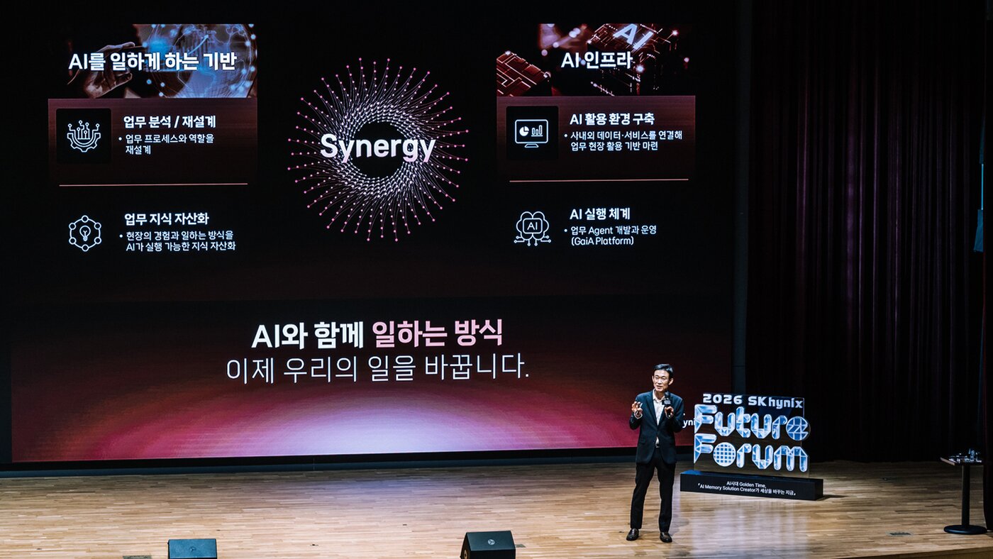 본문 이미지 - 첫 번째 주제발표를 진행 중인 SK하이닉스 주재욱 부사장(Smart양산기술/AX Advance 담당). (출처 : SK하이닉스 뉴스룸)