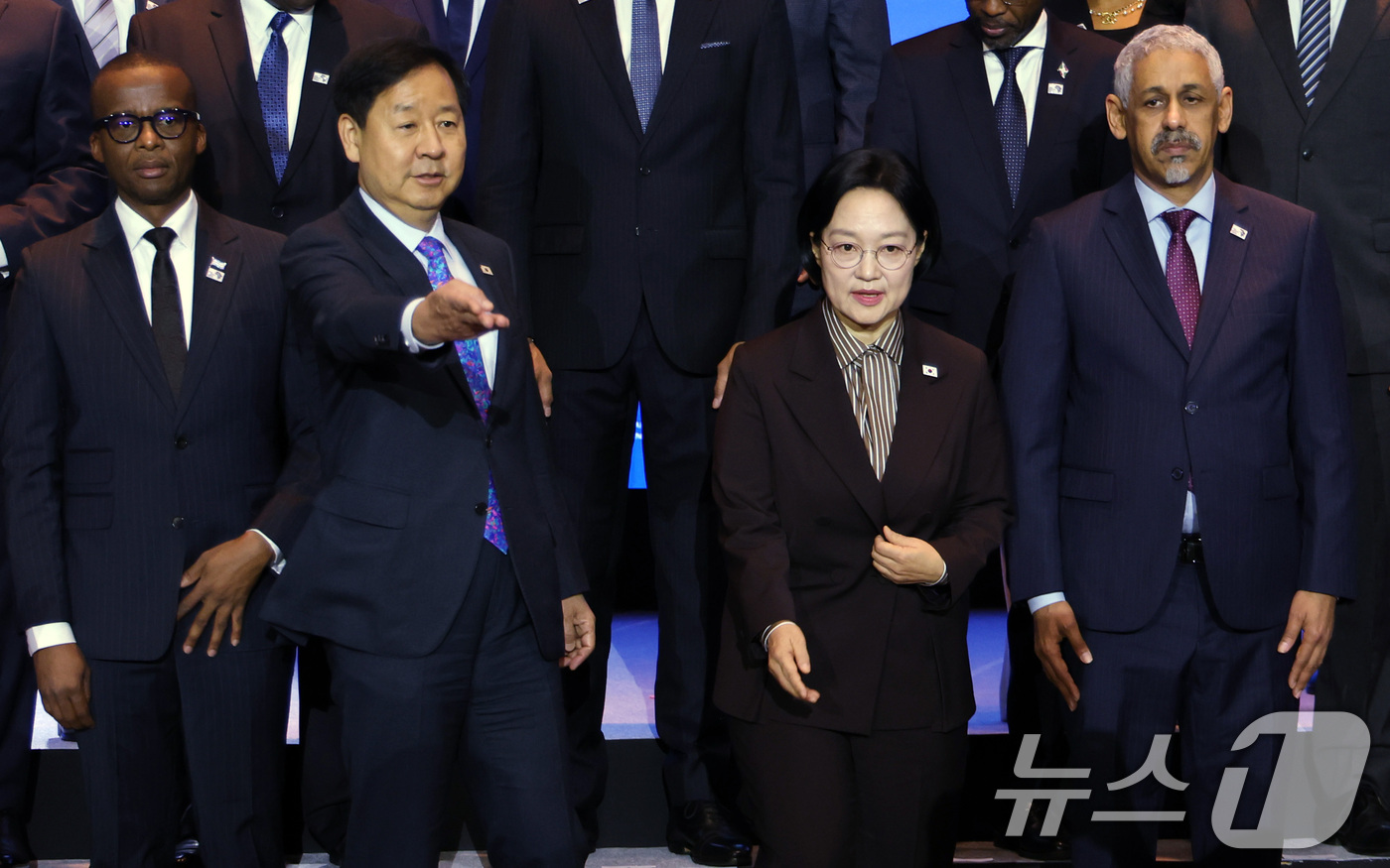 (서울=뉴스1) 이종덕 기자 = 한성숙 국무총리, 구윤철 경제부총리, 시디 울드 타 AfDB총재(앞줄 오른쪽 두번째)가  9일 서울 광진구 워커힐 호텔에서 열린 한·아프리카 장관급 …