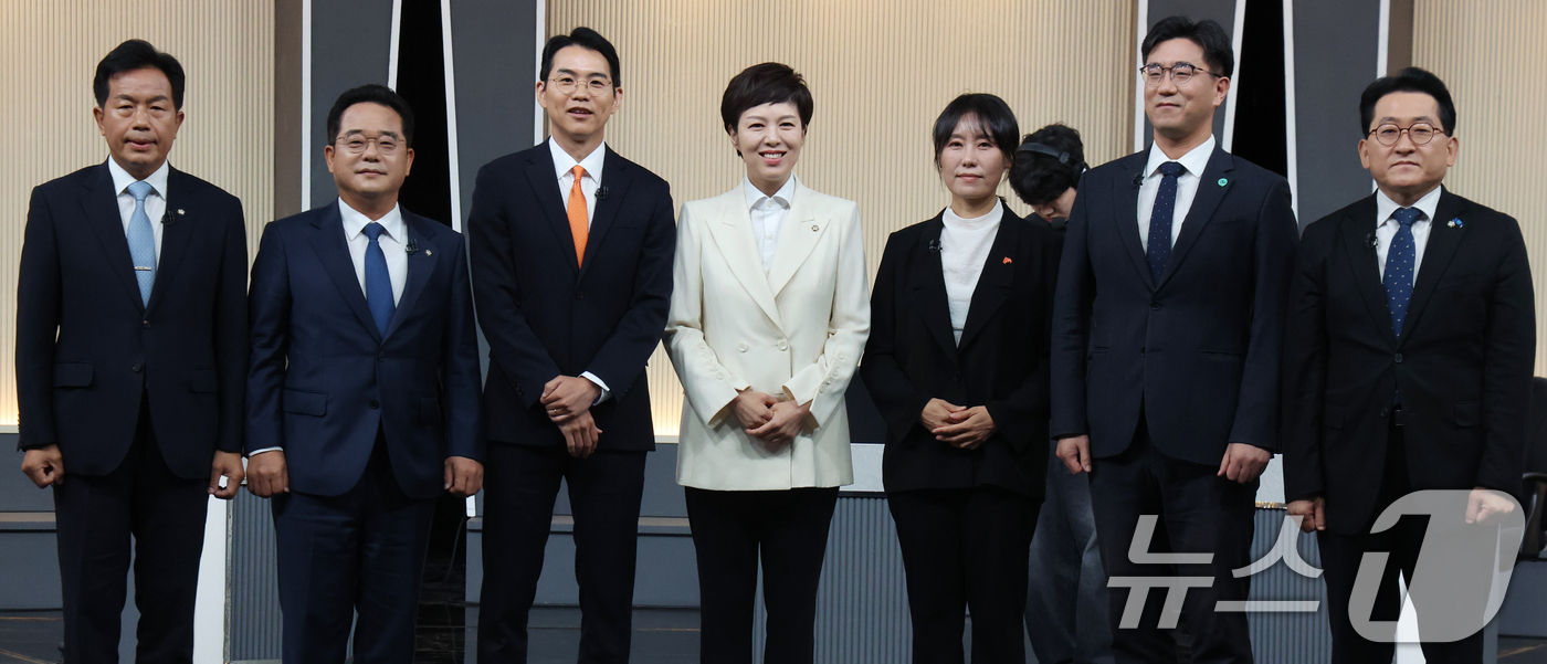(서울=뉴스1) 김명섭 기자 = 9일 오전 서울 영등포구 KBS 별관에서 열린 중앙선거방송토론위원회 제1차 정책토론회에서 각 정당 토론자들이 기념촬영을 하고 있다. 왼쪽부터 진보당 …