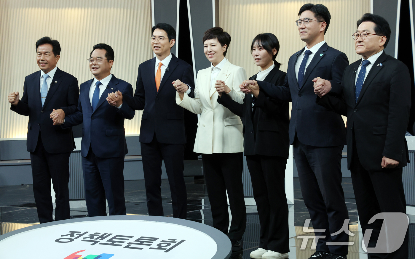 (서울=뉴스1) 김명섭 기자 = 9일 오전 서울 영등포구 KBS 별관에서 열린 중앙선거방송토론위원회 제1차 정책토론회에서 각 정당 토론자들이 기념촬영을 하고 있다. 왼쪽부터 진보당 …
